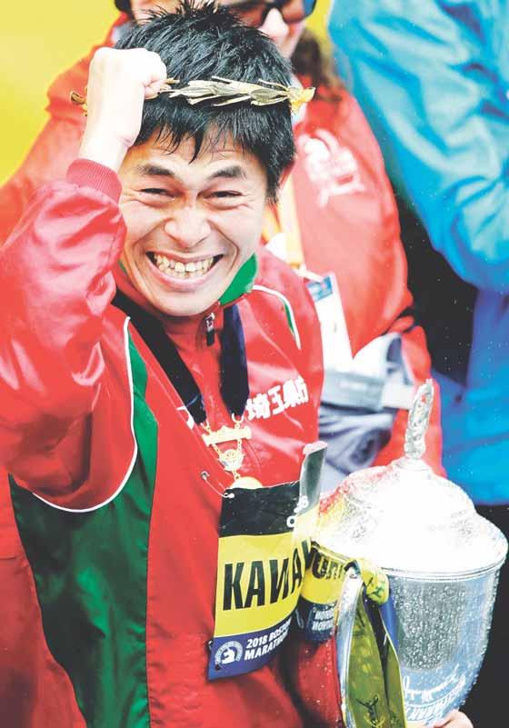 V chladných, veterných a daždivých podmienkach sa napokon zrodilo azda najväčšie prekvapenie v 122-ročnej histórii najstaršieho maratónu sveta. V cieli nad hlavu zdvíhal ruky Japonec Juki Kawauči.