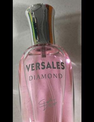 424/19 názov: VERSALES DIAMOND parfumovaná voda značka: CHAT D'OR výrobná dávka: 19 kód uvedený na spodnej strane fľašky, 11/2017, čiarový kód: