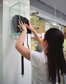 Aj z tohto dôvodu bolo miesto pre defibrilátor vyberané strategicky v centre budovy, v sklenenej vitríne priamo pred vstupom do zákazníckeho centra.