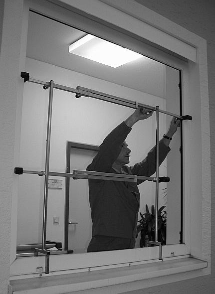 Potom sa dajú osoby pri prácach pri otvorenom okne zabezpečiť zvonku podľa zákonných predpisov proti vypadnutiu z okna.