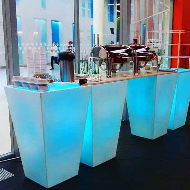 osvetlenie CONIC BAR obsahuje: 2 stand by stôl CONIC, 1 Barová doska cena prenájmu setu: 50,00 EUR STOLIČKA JUNE Designová plastová stolička s operadlom, stohovateľná.