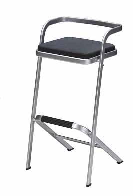 MOBILIÁR STOLIČKA ENSOR Štýlová stand by stolička s čiernym koženým poťahom, extra pevné prevedenie konštrukcie, opierka na nohy. Stolička je stohovateľná.