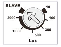Nastavenie otočného tlačidla svetelnej citlivosti (LUX) Snímač SPHINX 104-360 AP/104-360/2 AP disponuje šiestimi možnosťami nastavenia svetelnej citlivosti (LUX): 10/100/300/ 500/1000/2000 a SLAVE.