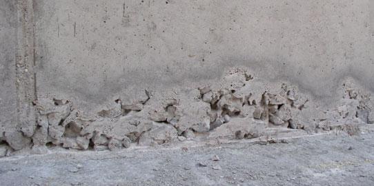 3, 4 hrubá štruktúra betónu vplyvom odtoku cementového mlieka netesnosťami v debnení obr.