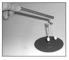 15. Model elektroskopu Tyčový magnet 4 Vzduchový disk 6 Tyčový magnet 9 Kyvadlo s guľôčkami 15 Podporná tyč 23 Svorka, 10mm 16 Svorka,5 mm (2x) 17 Položte vzduchový disk na stôl.