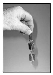 2. Magnet má silu Závažie s háčikmi (2x) 10 Tyčový magnet 18 Držte tyčový magnet vodorovne a priblížte závažie s háčikom najprv do stredu magnetu a potom ku jeho koncu.