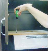 Umiestnenie Odsávač pár inštalujte do výšky aspoň 65 cm od elektrickej varnej dosky alebo do výšky 75 cm od plynovej varnej dosky. Inštalácia Zavesenie pod skrinku 1.