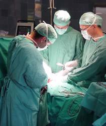Operácia Operačná liečba je metódou voľby u pacientov v dobrej fyzickej kondícii a je najlepšou liečebnou metódou aj v prípade postihnutia priľahlých lymfatických uzlín*.