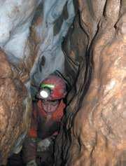 Roxorové kotvenie a stena z betónových tvárnic v Žofiinej jaskyni dole. Dno vnútri je vybetónované a sú v ňom kanály určené zrejme na inžinierske siete. Po bokoch sú kotvenia z roxoru.