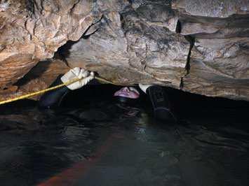 rovnávaný. Podľa mnohých správ sa z jaskyne odnášali kvaple, ale aj vrecia s neznámym obsahom (Griesinger, 1991). Na začiatku 20. storočia bolo z jaskyne známych 405 metrov, keď sa cez 8.