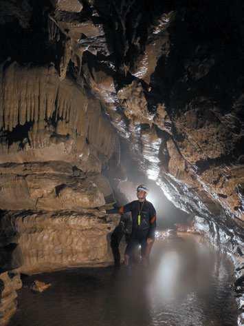 Vstupnú časť jaskyne tvorí 400 m dlhá, vodným tokom pretekaná chodba (pozdĺž častí nazývaných Regentörle a Sarggang), ktorá sa končí pred 1.