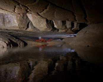 Časť nazývaná Waschbrett je za vysokých stavov vody úplne zaplavená. Foto: K. Gessert, H. Köble po útese). Podľa všetkého práve táto časť je najkrajšia v celej jaskyni.