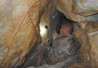 V horúci letný deň 5. 8. 2017 sa pred Jaskyňou strateného prsteňa zišli jaskyniari zo Slovenska a Čiech, kamaráti Libora Faitla, aby si na neho spoločne zaspomínali a osadili mu pamätnú tabuľku.