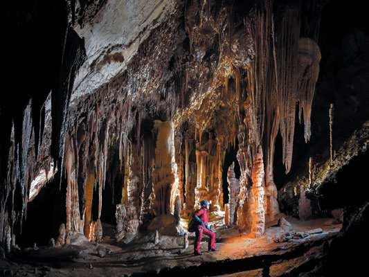 V jaskyni Baradla. Foto: P. Kočiš 7 Skupina Speleo Rožňava zabezpečila viacero vstupov do jaskyne Baradla. Práve o dlhú túru v dĺžke 6,7 km prejavilo záujem najviac účastníkov JT. Sprievodcami boli B.