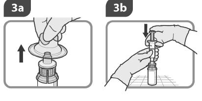 Krok 3 3a Vytiahnite puzdro adaptéra z injekčnej liekovky a zlikvidujte. 3b Naskrutkujte injekčnú striekačku na adaptér injekčnej liekovky.