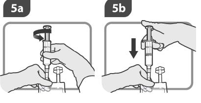 Krok 5 5a Otočte infúzny vak a naskrutkujte injekčnú striekačku na Modrý port. 5b Vyprázdnite obsah injekčnej striekačky do vaku. Vyberte injekčnú striekačku.