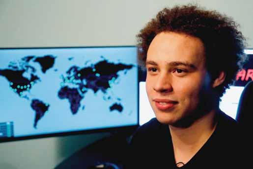 ZO SVETA, Z DOMOVA 15 HACKER SA MÔŽE VRÁTIŤ DOMOV Britský počítačový expert Marcus Hutchins (na snímke), ktorý v roku 2017 zastavil kyberútok ransomwaru WannaCry, sa vyhol väzeniu v USA, kde čelil