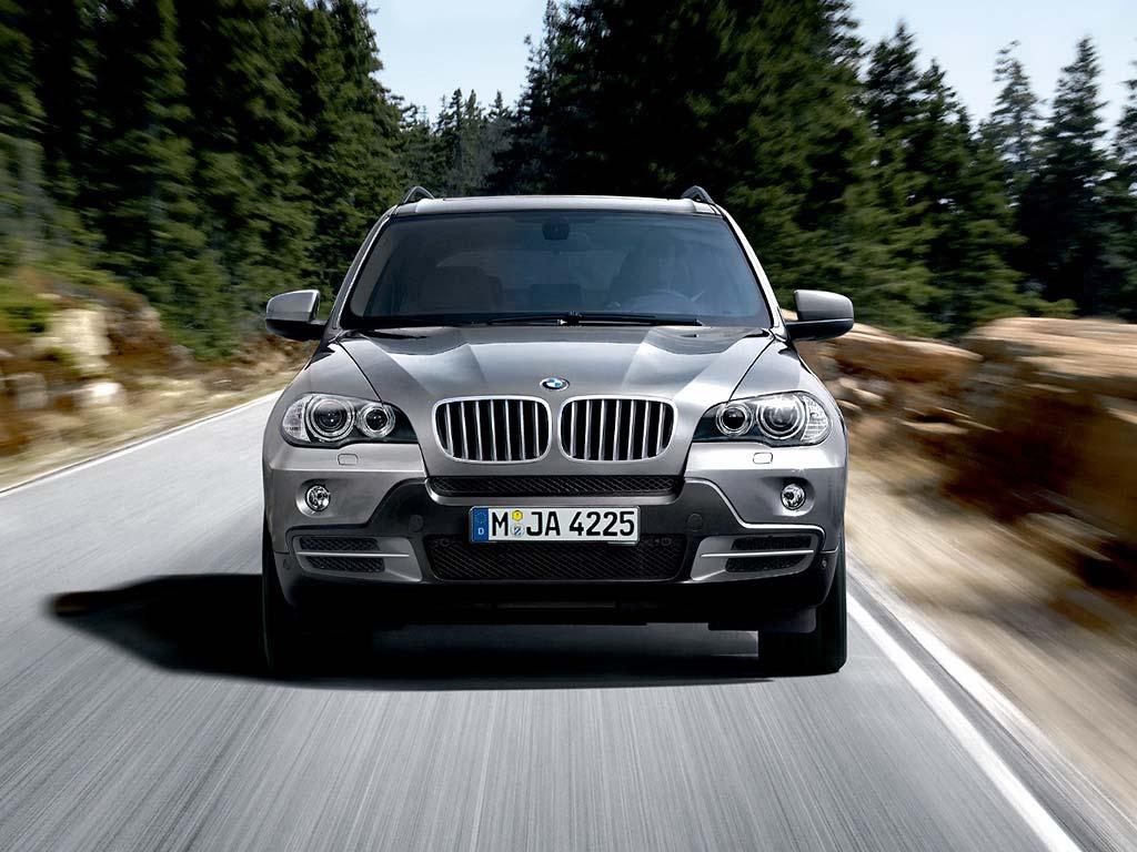 BMW X5 Automatická adaptácia automobilu nerovnostiam terénu.