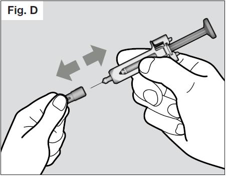 Držte kryt ihly injekčnej striekačky pevne jednou rukou a vytiahnite viečko ihly druhou rukou (pozri obr. F).