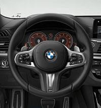 Model Luxury Line výbava exteriéru: BMW obličky so siedmimi exkluzívne tvarovanými vertikálnymi lištami a rámom v chrómovanom spracovaní Predný nárazník so špecifickými dizajnovými prvkami v