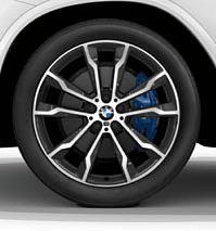 lišty vpredu v hliníkovom spracovaní s nápisom BMW Luxury Line Sedadlá čalúnené kožou Vernasca Black so špecifickým kontrastným prešívaním; k dispozícii sú aj ďalšie čalúnenia Športový kožený volant
