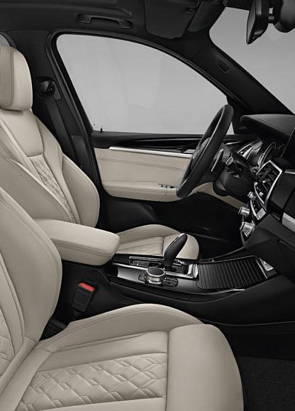 Strop BMW Individual Anthracite a špecifické lišty na prahoch dverí 1 sú ďalšími atraktívnymi doplnkami.