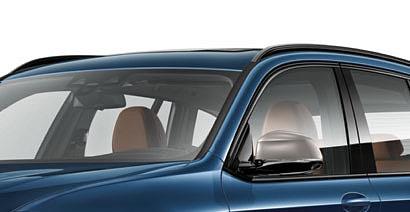 Nové BMW X3 ako model M Šport s vonkajšou farbou uni lak Alpine White a doplnkovými 20-palcovými M