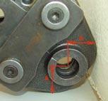 Spájanie rúrok ERZ s fitingami ERZ Pomocou vhodného nástroja sa rúrka odreže pod pravým uhlom. Rúrka sa odhrotuje na okrajoch a vykalibruje nástrojom hodiacim sa k jej priemeru.