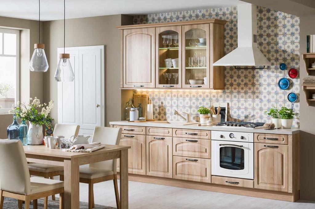 Astória Kuchyňu charakterizuje obľúbený tradičný frézovaný tvar dverí a police elegantných zaoblených tvarov.