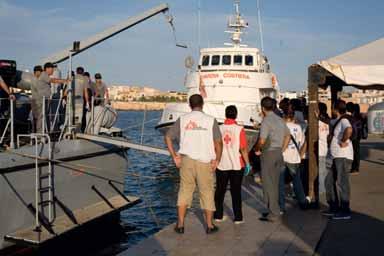 27 Zdravotnícky personál a talianska pobrežná stráž na ostrove Lampedusa Európska únia, 2010 Pre úspech tejto agentúry je kľúčovou otázkou spolupráca a koordinácia Frontexu s inými agentúrami EÚ a