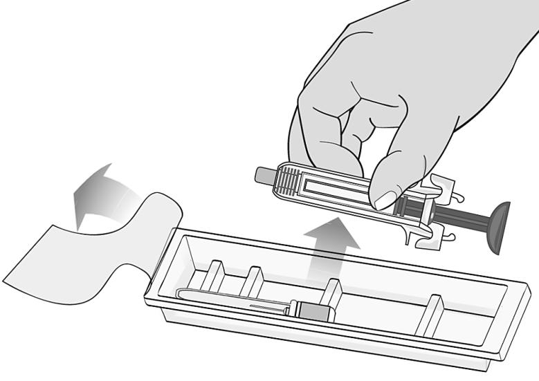 3. krok: Vybaľte naplnenú injekčnú striekačku a vizuálne ju skontrolujte Stiahnite ochrannú fóliu z plastového zásobníka a vyberte ihlu a injekčnú striekačku, pričom