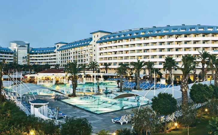 Hotel bol vybudovaný blízko (50 m) piesočnato-kamienkovej pláže.
