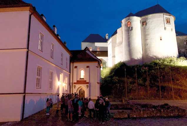 Vstupy do hradu prebiehali každú hodinu, od ôsmej do jedenástej večer, a počas víkendu hrad navštívil rekordný počet turistov.