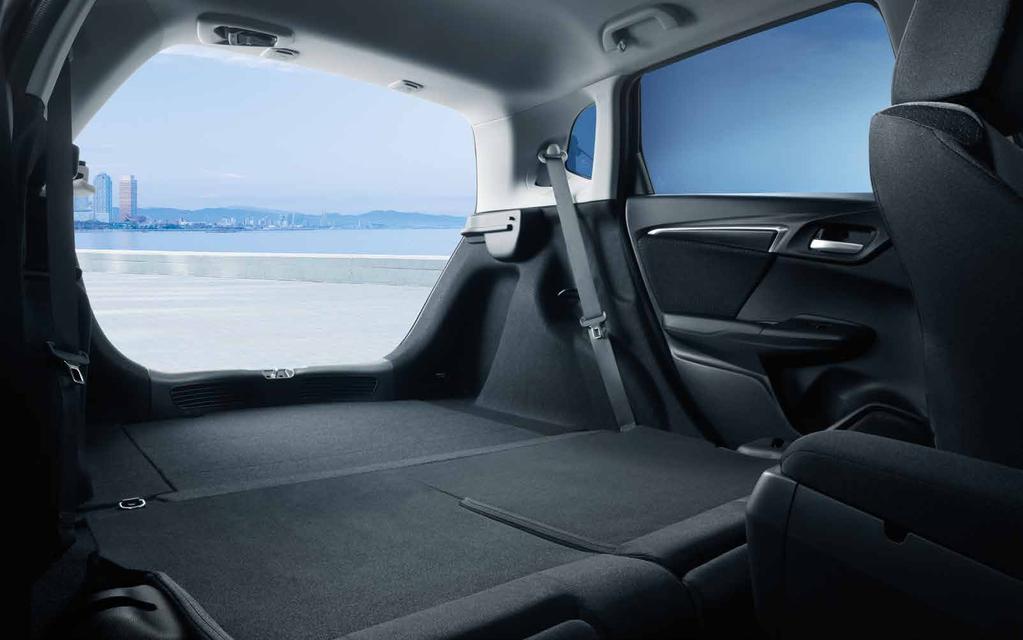 13 SEDADLÁ MAGIC SEATS PRAKTICKÝ priestor Mestské automobily sú známe svojou svižnou ovládateľnosťou a agilitou, no len zriedka sa vyznačujú účelnosťou. Honda Jazz ponúka obe.