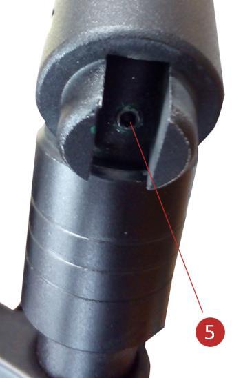 b/ vystredenie brzdových doštičiek je možné upraviť aretačnými skrutkami (4) na brzdovom mechanizme - jemne skrutky povoľte, vystreďte brzdu, aby bol brzdový kotúč uprostred medzi doštičkami,
