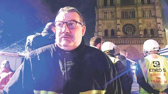 18 ZO SVETA, Z DOMOVA štvrtok 18. 4. 2019 POVOLANÝ NA HRDINSTVO Katedrála Notre-Dame v Paríži, ktorú v pondelok ťažko poškodil požiar, bude zatvorená najbližších päť až šesť rokov.