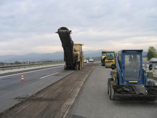 Pokládka zmesi SMA 11 sa realizovala na rýchlostnej ceste R1 v úseku Stráža Kováčová B.