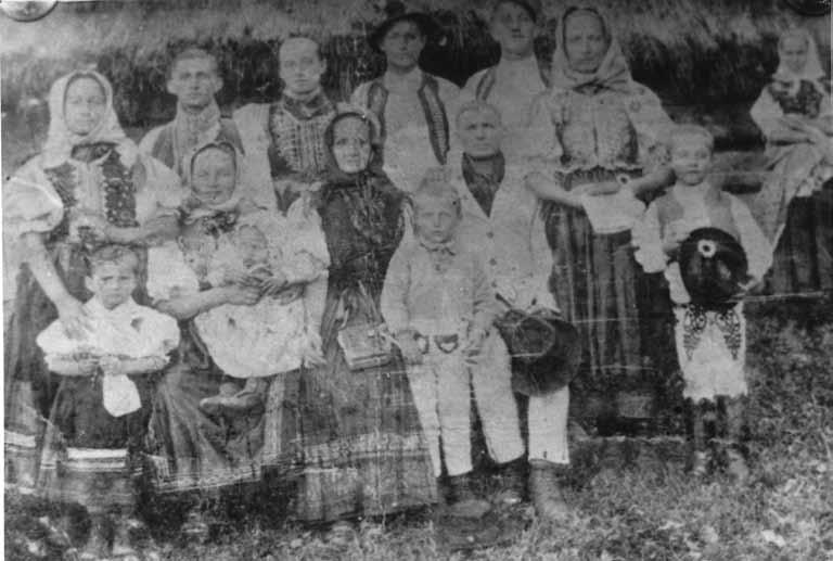 Rodina Jarinová, začiatok 20. storočia červeným súknom.