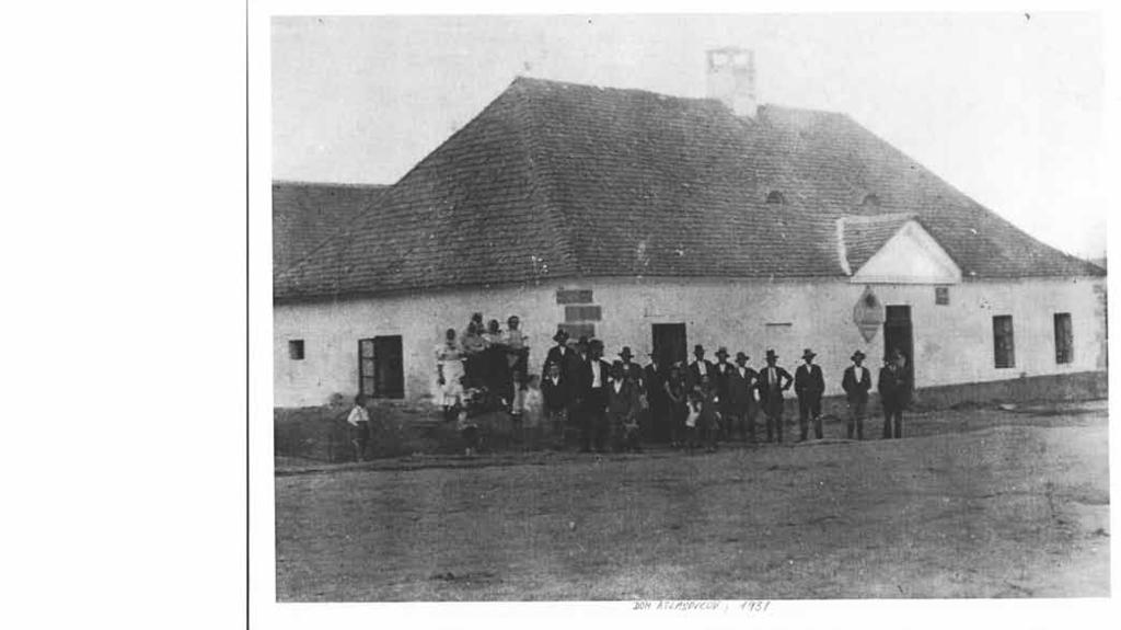Dom Atlasovcov 1931, Raslavice s najväčším počtom židovského obyvateľstva. Doputovali sem zo západnej Európy pod vplyvom viacerých pogromov.