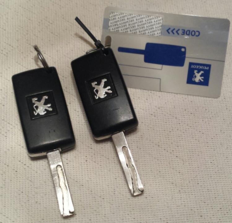 Pohľad na kľúče (2 ks) a ovládače k vozidlu o K vozidlu sú 2 ks originálnych kľúčov o Domontované zabezpečovacie zariadenia proti odcudzeniu Defend Lock Zeder Lock nezávislé kúrenie
