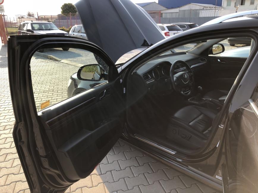 Interiér vozidla Otvorené predné ľavé dvere: o elektrické nastavovanie sedačiek o dekoratívne lišty na