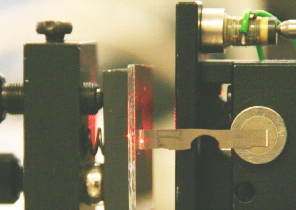 Laboratórium analýzy materiálov a povrchov Štúdium elektrofyzikálnych vlastností polovodičov pomocou rastrovacej elektrónovej mikroskopie (SEM).