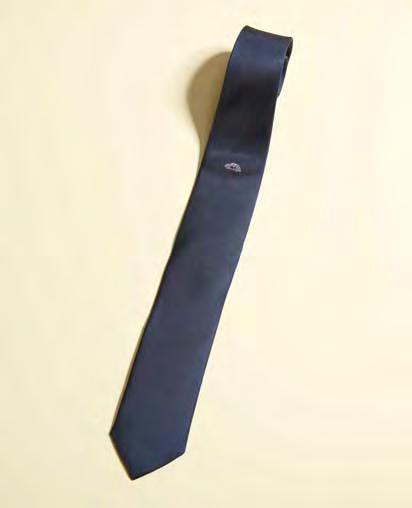 9HD KRAVATA Elegantná tmavomodrá hodvábna kravata s votkaným motívom Chrobáka Materiál: 100 % hodváb Farba: tmavomodrá Rozmery: 150 x 8 cm 1K4.084.320.