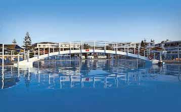 Oficiálna kategória: **** Naše hodnotenie ****: hotelový areál Mitsis Rinela Beach Resort je vhodnou