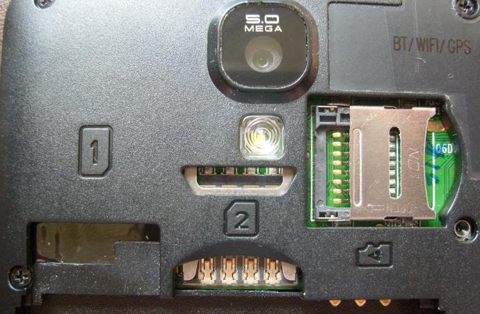 Inštalácia kariet: SIM1, SIM2 a microsd Karty SIM1, SIM2 a microsd sa nachádzajú nad batériou. Karty je možné vidieť po zložení zadného krytu telefónu.