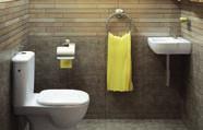 Ani kombinované WC s dľžkou 64 cm priestor neobmedzuje a spolu so svojou výškou o 2 cm vyššou ako štandard významne zvyšuje pohodlie užívateľa.