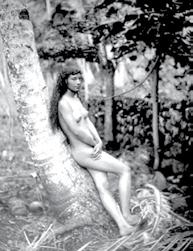 Foto zdroj: Archív SNK Fotograf rčite je vo verejnosti málo známa jeho fotka z Tahiti, kde sa ľahko opiera o palmu, do pol pása nahý. Štefánik však ešte v roku 0 nafotil aj nahú Tahiťanku.