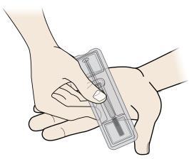 Ak sa naplnená injekčná striekačka z plastového obalu neuvoľní, jemne zatlačte na zadnú stranu plastového obalu.