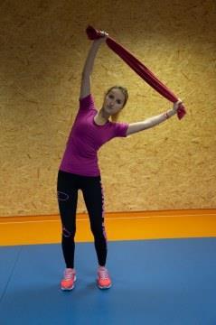 Cvičenia na brušné svaly, chrbát a ramená Cvičenie 1: Stoj mierne rozkročný, spevni telo, pokrč nohy, podsaď panvu.