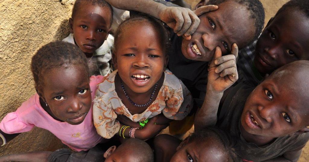 Obyvateľstvo Obyvateľstvo v Dárfúre je veľmi pestré a heterogénne. V regióne sa nachádza až 80 etnicky odlišných kmeňov. 2 základné významné etnické skupiny.